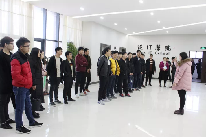 泛IT學(xué)院迎來首批學(xué)生參觀，體驗(yàn)最頂級(jí)的黑科技！