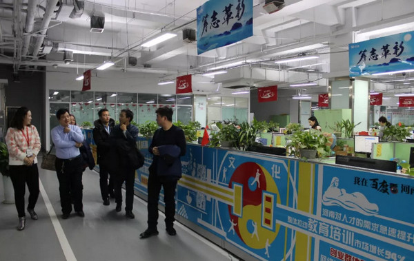 配圖2 實地參觀銳之旗河南百度運營中心、企匯網(wǎng)