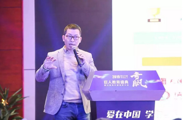 配圖7 巨人教育發(fā)布發(fā)布新語文、未來教室、玩中學訓練營三款新產(chǎn)品.jpg