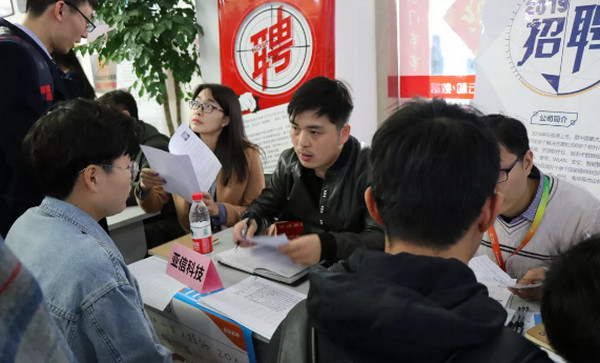 配圖3 第二屆中原名企招聘會(huì)IT專場(chǎng)獲好評(píng).jpg