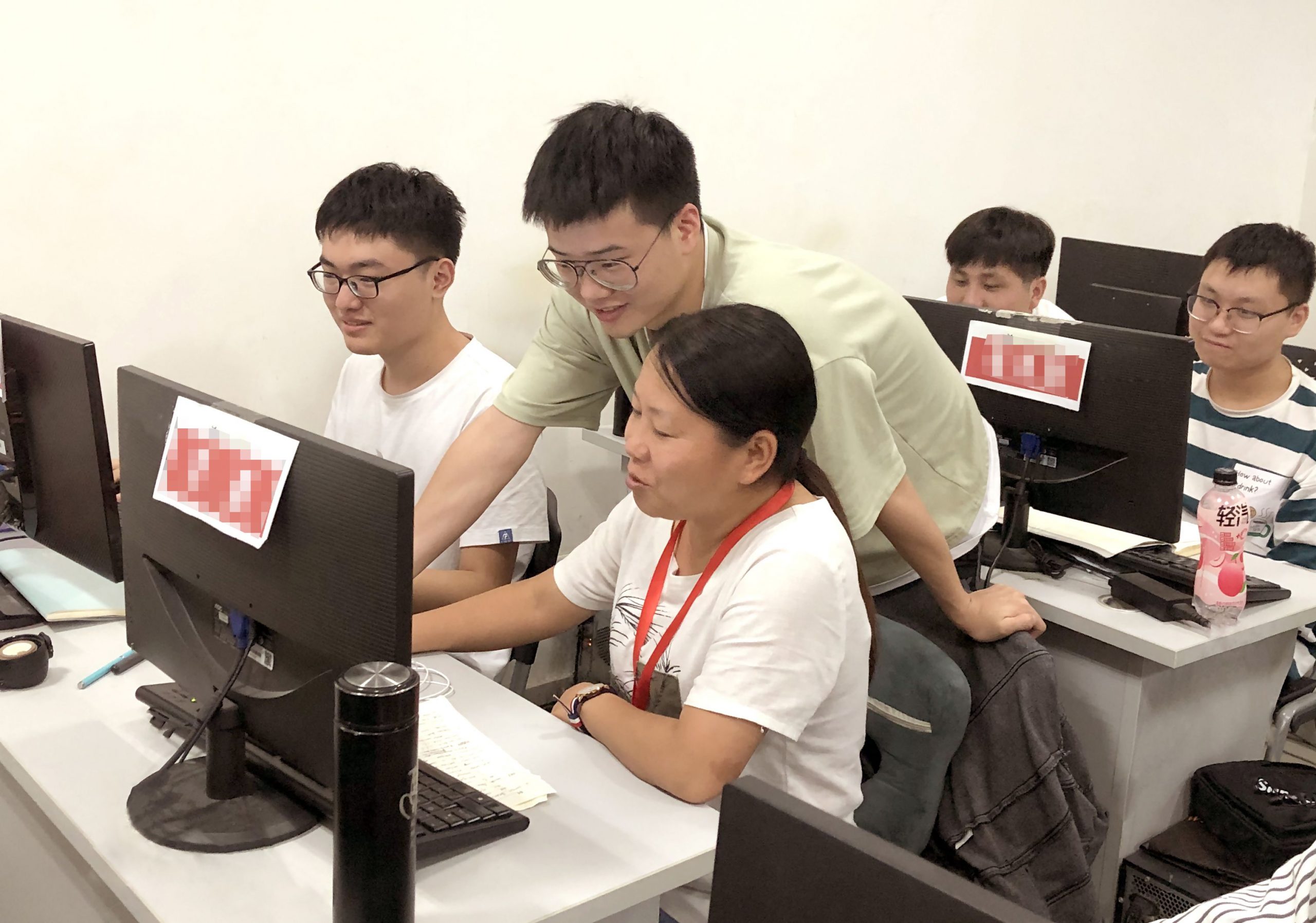 云和數(shù)據(jù)學(xué)員晚自習(xí) 知識點復(fù)習(xí)?作業(yè)保質(zhì)保量完成?? 疑難問題專業(yè)老師一對一解答? 良好的學(xué)習(xí)氛圍讓同學(xué)們不斷前行