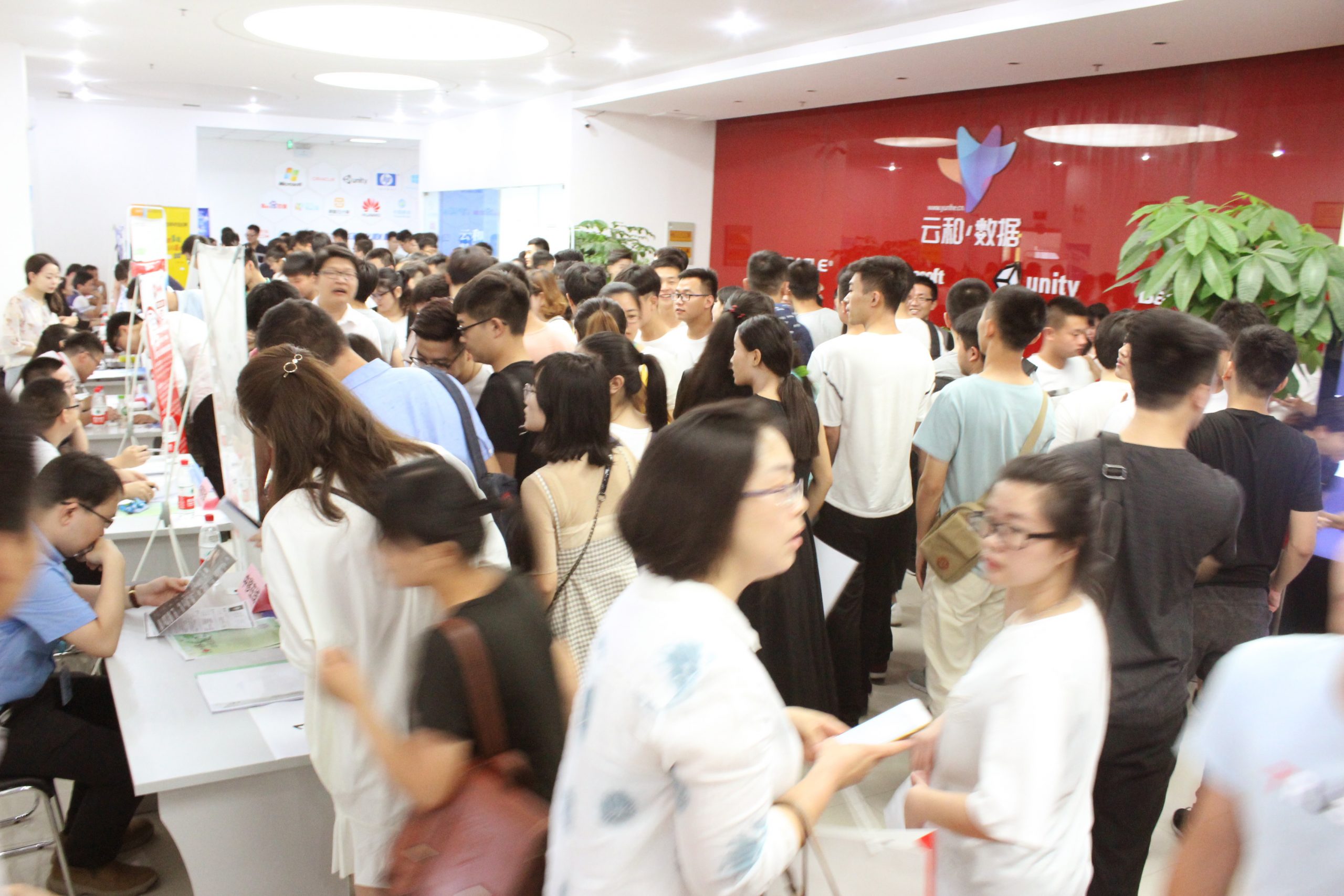 定期分享行業(yè)前沿資訊, 一對一的就業(yè)指導(dǎo),推薦就業(yè), 定期IT專場招聘會, 知名企業(yè)上門招聘…… 只為云和數(shù)據(jù)學(xué)員更好的就業(yè)