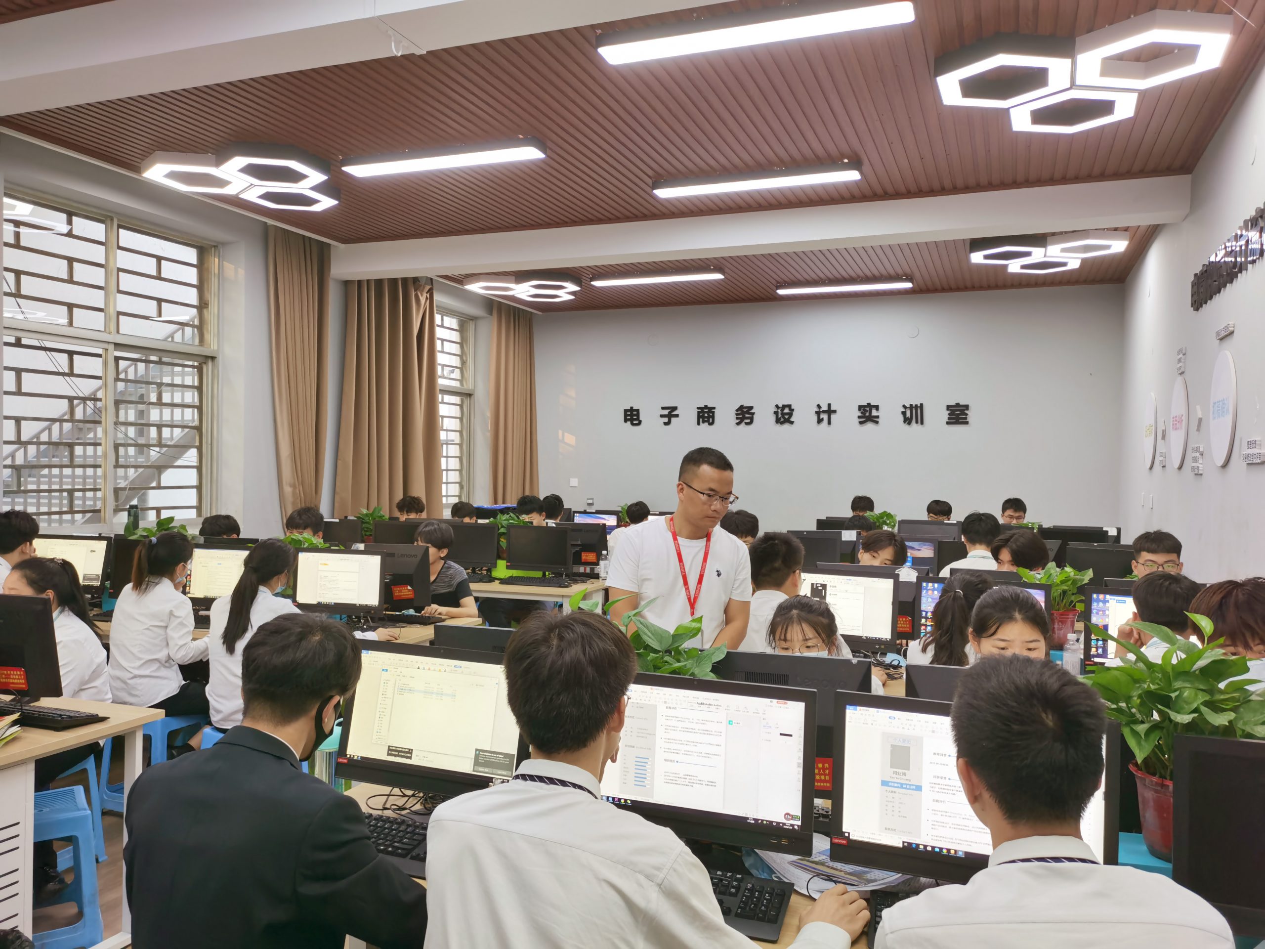 定期分享行業(yè)前沿資訊, 一對一的就業(yè)指導(dǎo),推薦就業(yè), 定期IT專場招聘會, 知名企業(yè)上門招聘…… 只為云和數(shù)據(jù)學(xué)員更好的就業(yè)