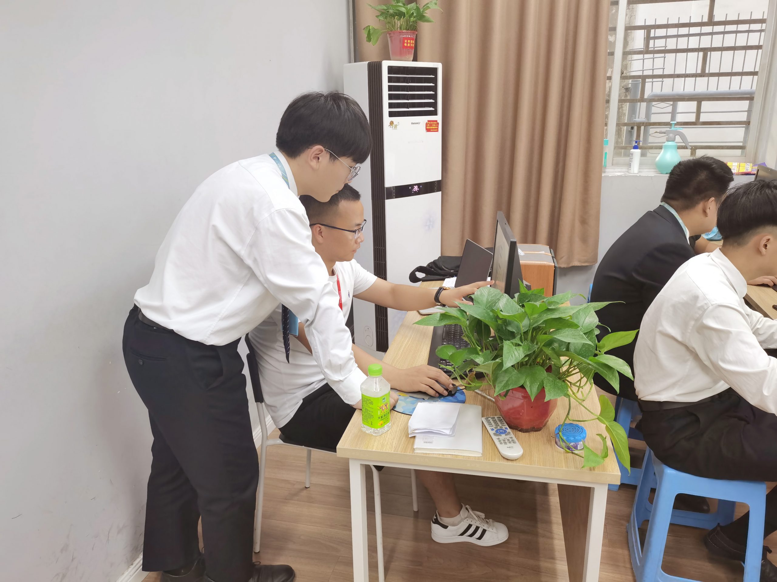 定期分享行業(yè)前沿資訊, 一對一的就業(yè)指導(dǎo),推薦就業(yè), 定期IT專場招聘會, 知名企業(yè)上門招聘…… 只為云和數(shù)據(jù)學(xué)員更好的就業(yè)